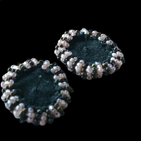 Vtg natural green cab with pink and ab green glass beads round pierced earrings - Picture 13 of 13